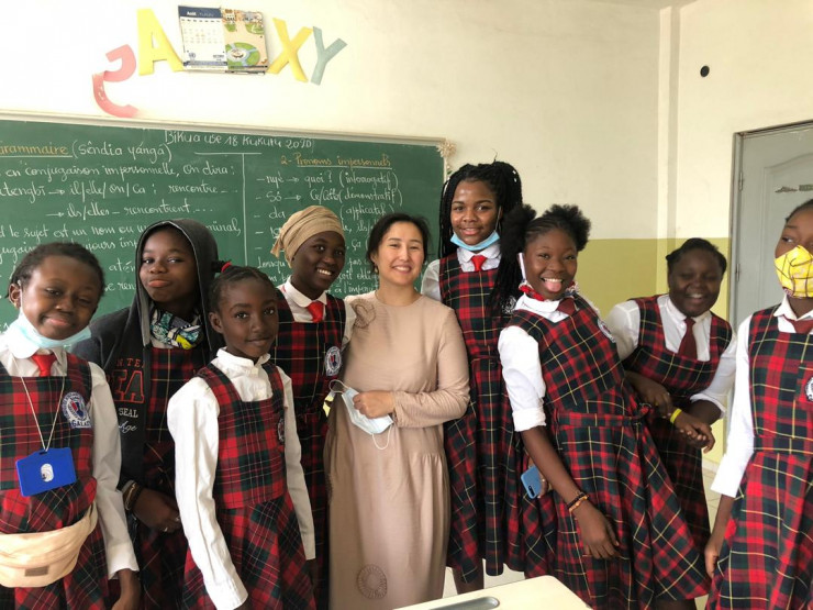 Казахстанка работает учителем в Африке