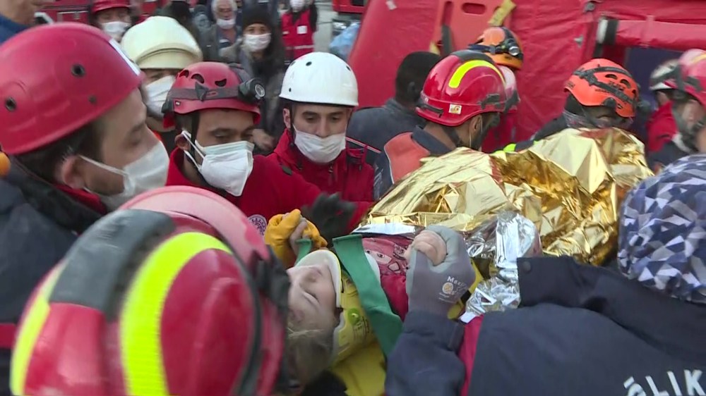 Спустя 65 часов из-под завалов удалось спасти трехлетнюю девочку в Измире