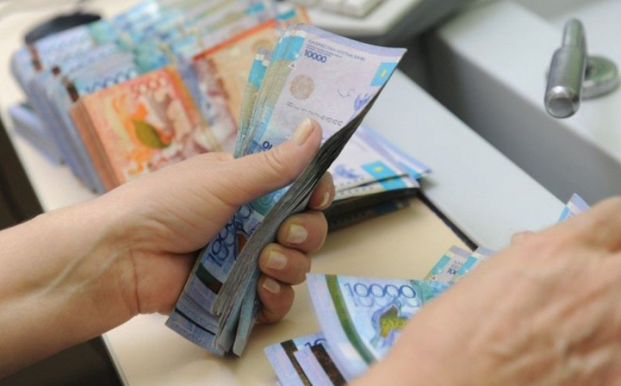 Зарплату 1,5 млн работников частного и квазигоссектора повысили в Казахстане