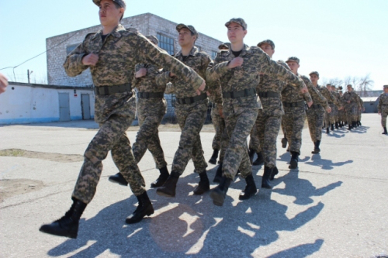 В Казахстане начался призыв военнообязанных на воинские сборы